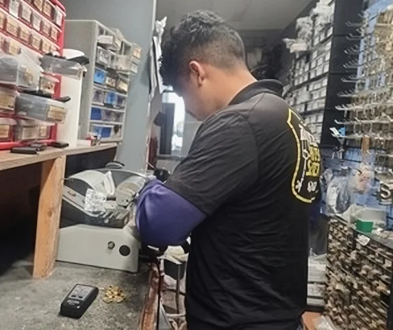 locksmith cutting a key